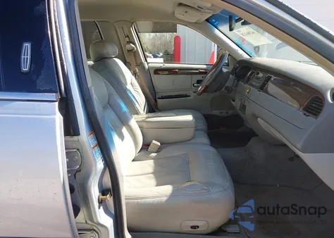 2002 Lincoln Town Car Cartier z USA, uszkodzony, nr VIN 1LNHM85W12Y667761